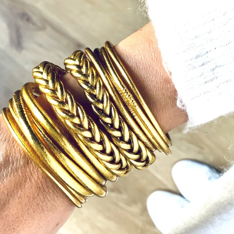 Les bracelets cuir et colliers cuir : les bijoux et la symbolique des  couleurs - Aramance