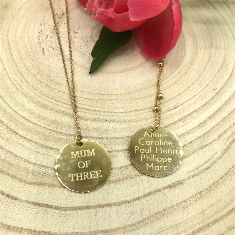 Collier chaîne et grande médaille gravée or personnalisée avec prénoms