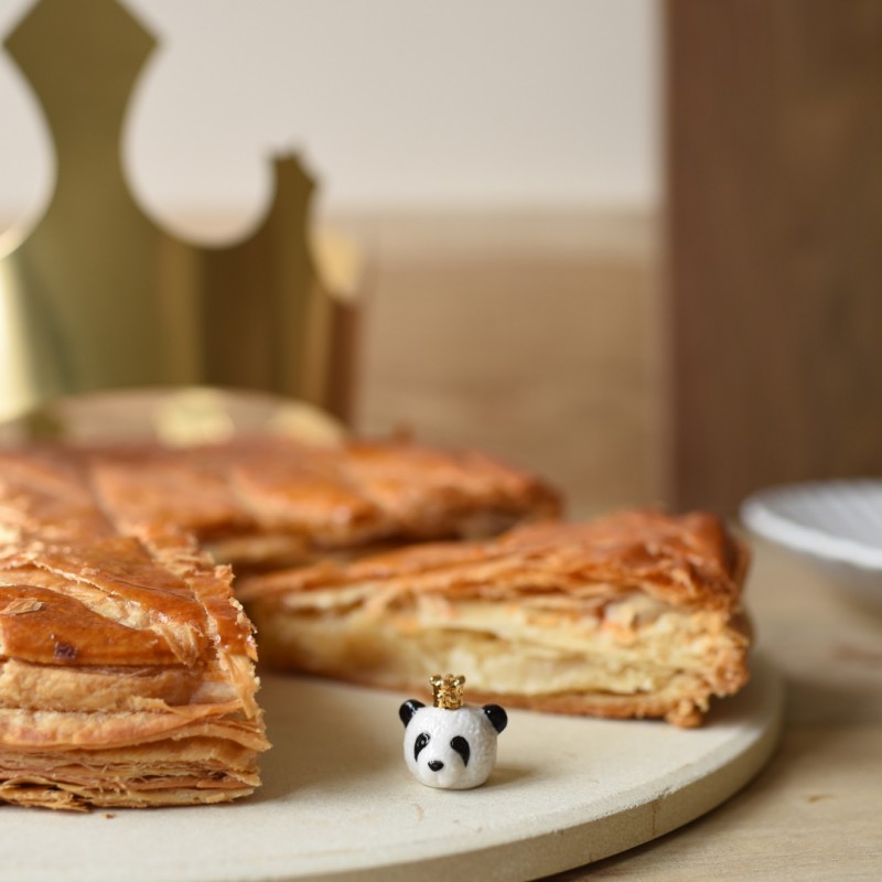 Fève en porcelaine coquillage avec une perle dorée pour galette des Rois