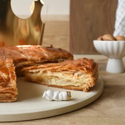 Fève en porcelaine coquillage avec une perle dorée pour galette