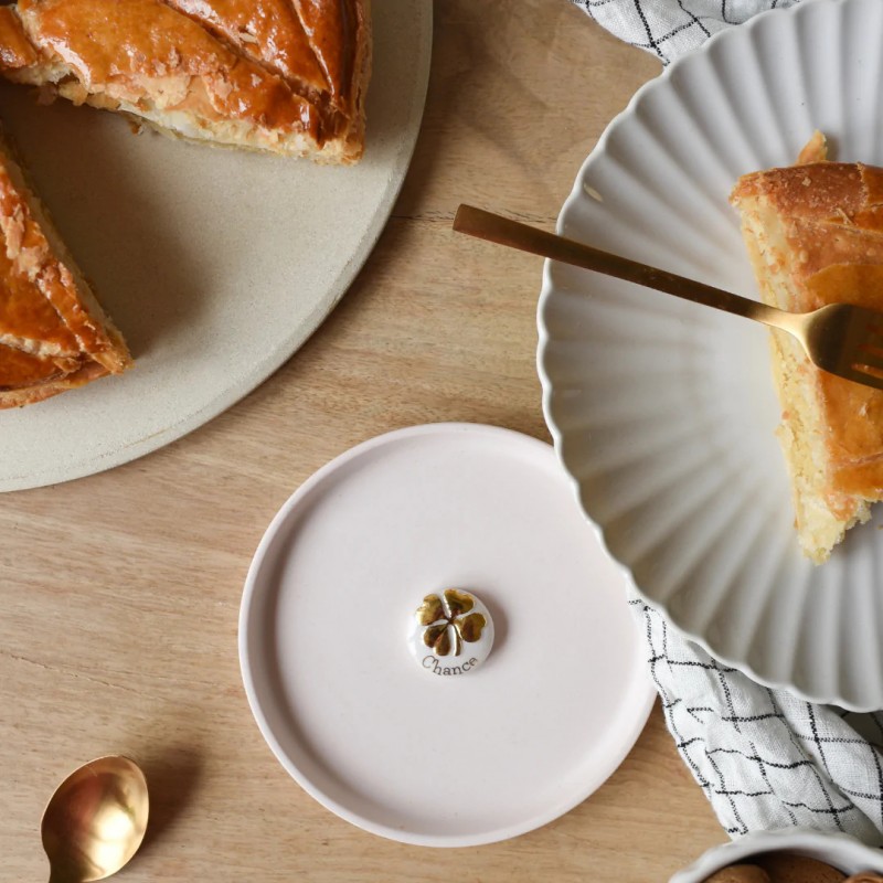 Fève en porcelaine chance avec un petit trèfle doré pour galette des Rois