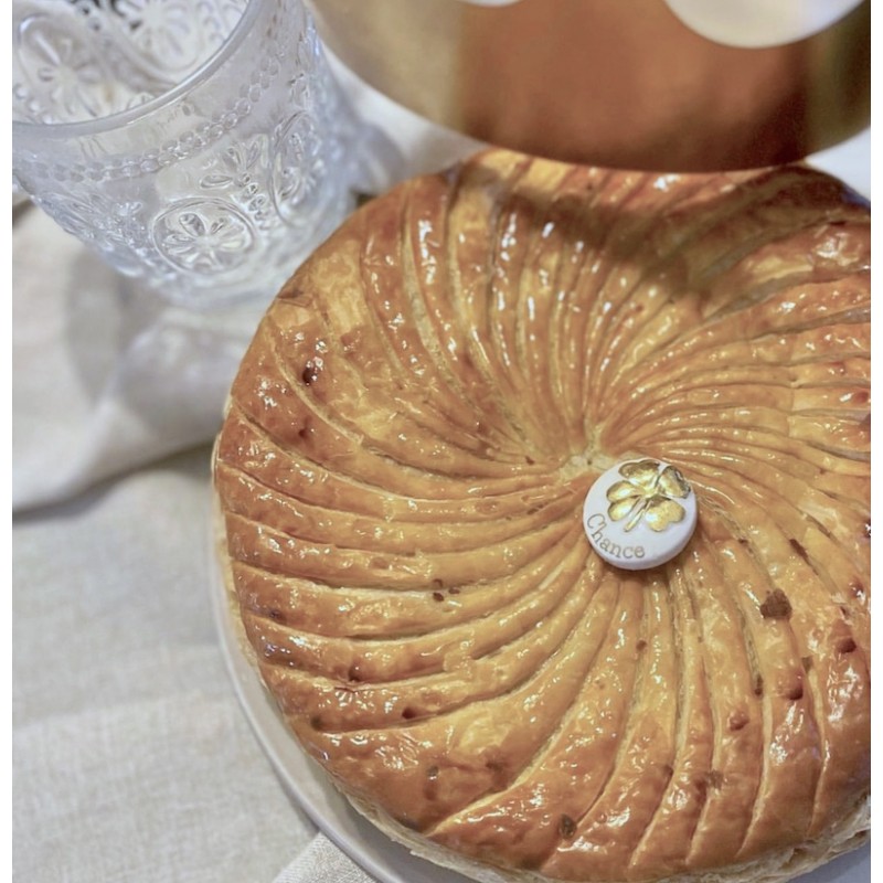 Fève en porcelaine chance avec un petit trèfle doré pour galette des Rois