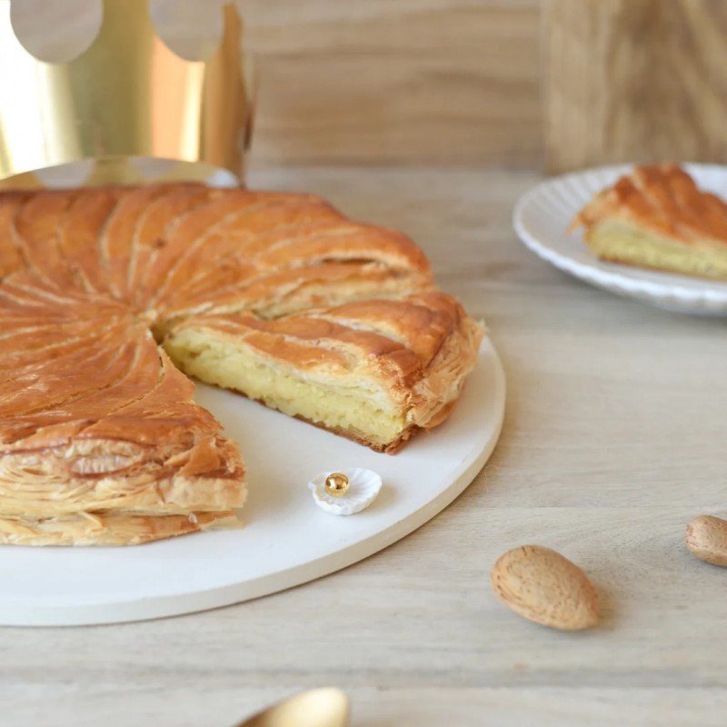 Fève en porcelaine coquillage avec une perle dorée pour galette des Rois