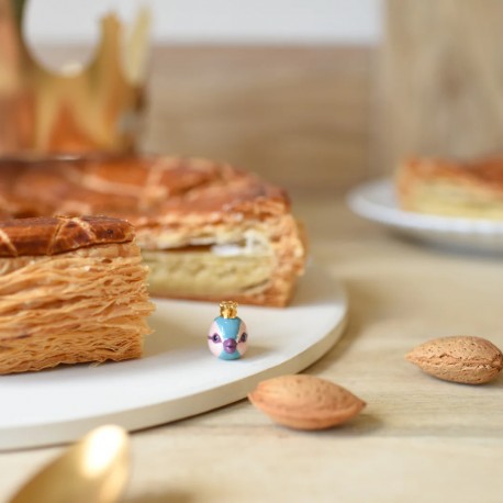 Fève en porcelaine coquillage avec une perle dorée pour galette des Rois