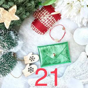 // JOUR 21//🎄 #calendrierdelavent🌲 ❄️⛄️HO HO HO HO 🎄🎅❄️ . Pour ce 21eme jour dans la hotte de SYLVETTE EN GOGUETTE un petit porte carte vert émeraude et son petit bracelet élastique rouge aux couleurs de Noël 🎅🎅 🎁 ❤️ . Pour jouer il suffit - d’être abonné à notre compte - de commenter la photo - de partager dans votre story - d’inviter 5 amis - et de croiser les doigts jusqu’au lendemain . 🍀 BONNE CHANCE A TOUS 🍀 . . . . #calendrierdelavent #concoursinstagram #sac #sacamain #saccuir #noir #cuir #ordinateur #pochette #creation #creationfrancaise #ideecadeaunoel #liberty #noel #onvousgate #sylvetteengoguette #commerce #boutiquedecreateurs #venteenligne #commercedeproximite #clamart